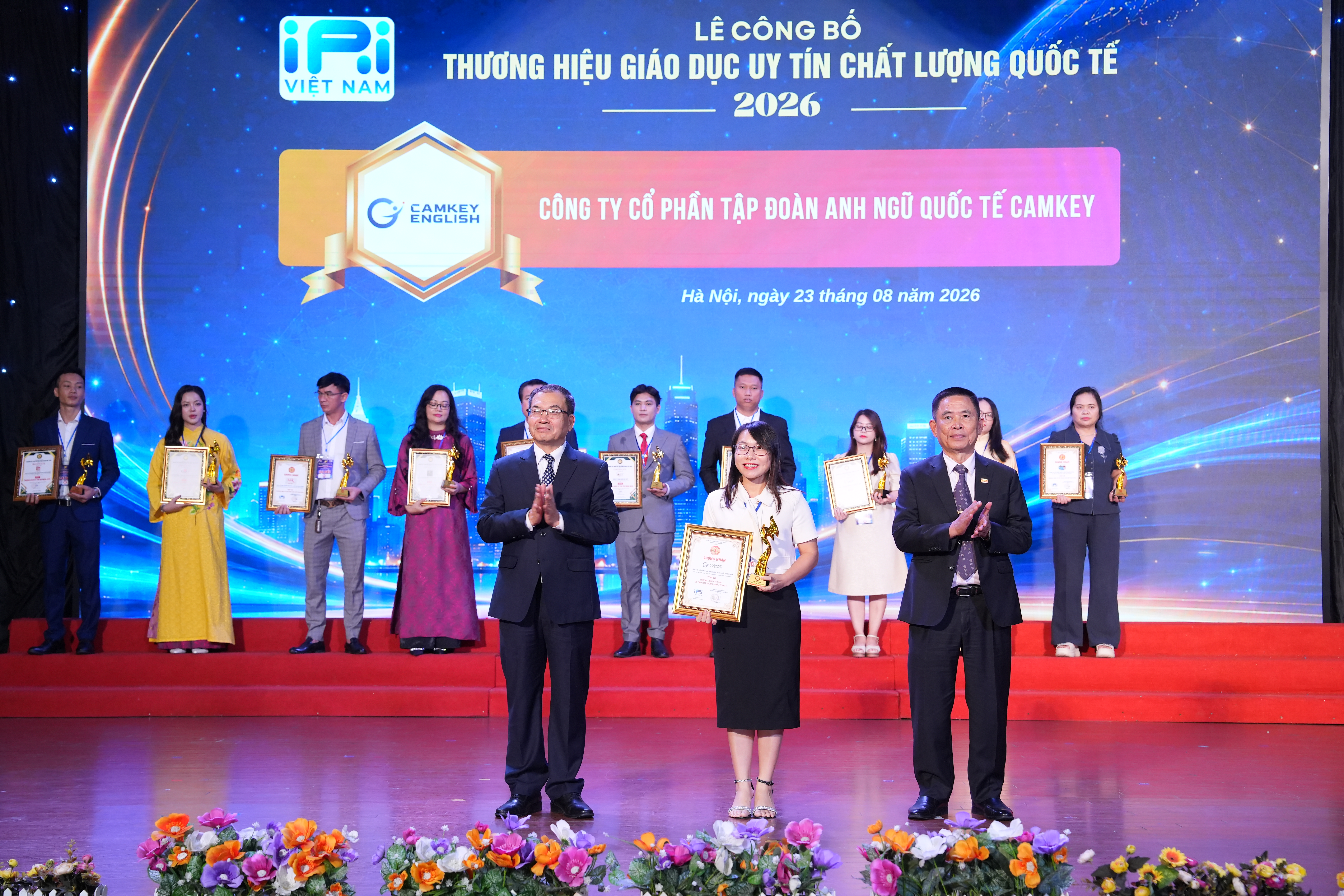 Cô Mai Thị Thơm đại diện Camkey English nhận chứng nhận Top 10 Thương hiệu Giáo dục Uy tín Chất lượng Quốc tế 2026
