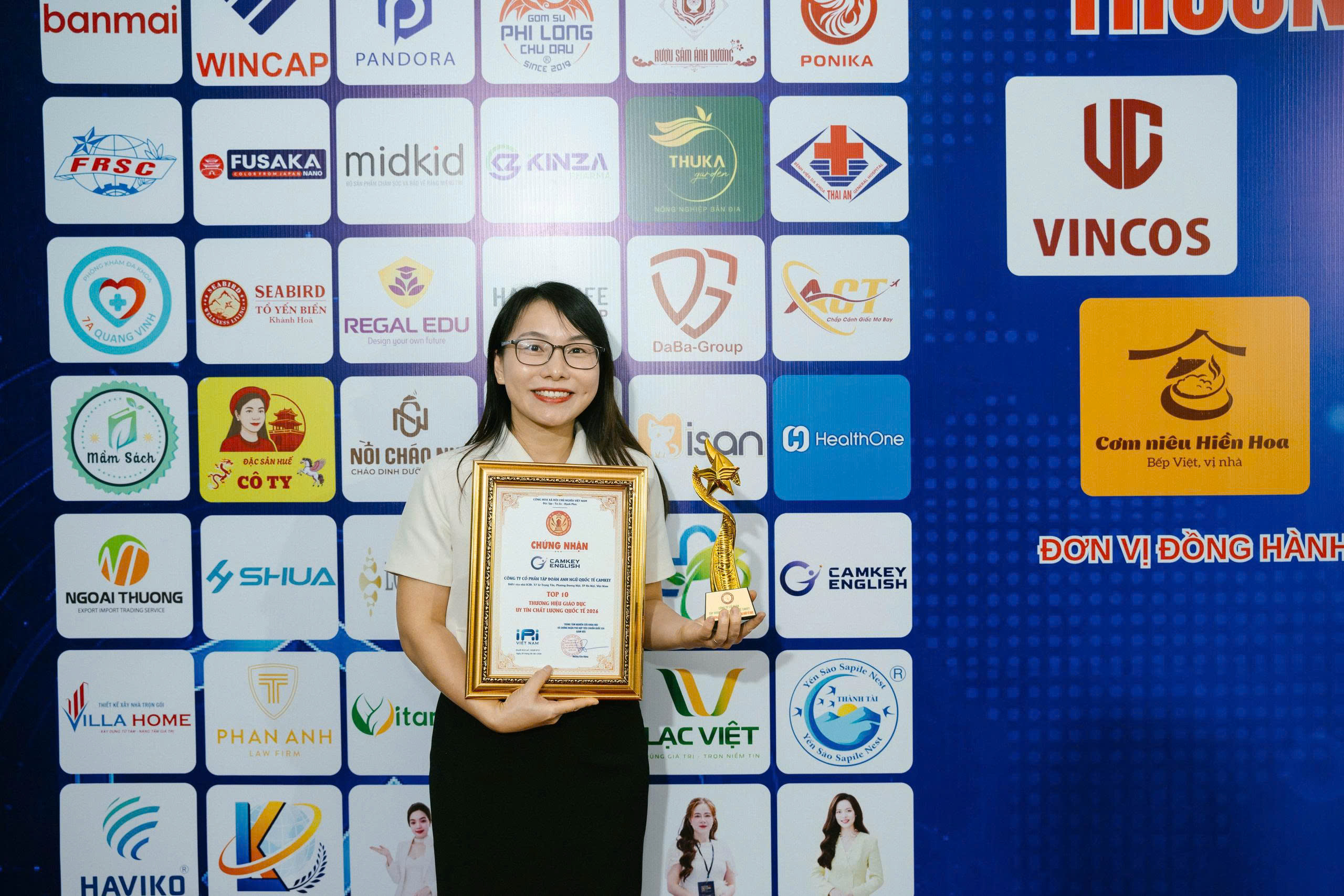 Cô Mai Thị Thơm cầm chứng nhận và biểu trưng Top 10 của Camkey English